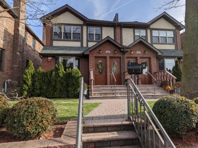  3 BR,  2.00 BTH &nbsp;Colonial style home in Flushing