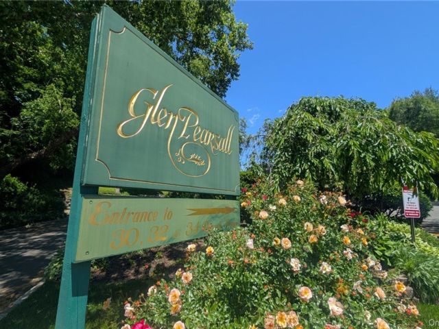 1 BR,  1.00 BTH &nbsp;Mid rise style home in Glen Cove