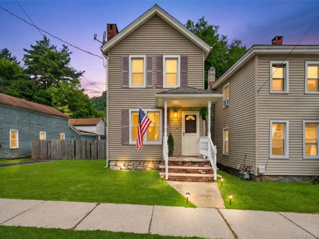  3 BR,  1.00 BTH &nbsp;Colonial style home in Port Jervis