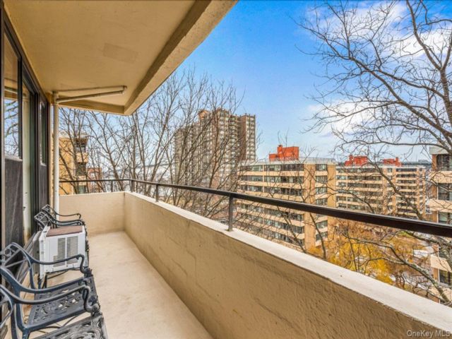  2 BR,  1.00 BTH &nbsp;Mid rise style home in Beechhurst