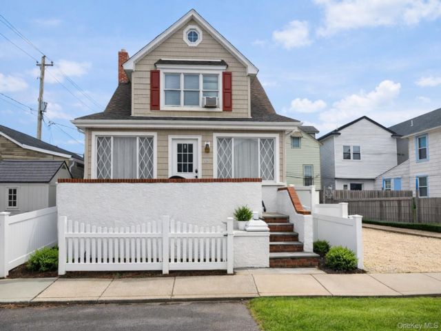  4 BR,  2.00 BTH &nbsp;Contemporary style home in Long Beach