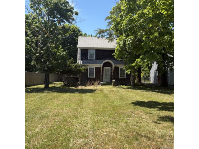  3 BR,  2.00 BTH &nbsp;Colonial style home in Westhampton