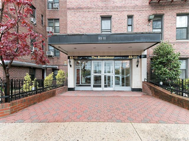 1 BR,  1.00 BTH &nbsp;Mid rise style home in Briarwood