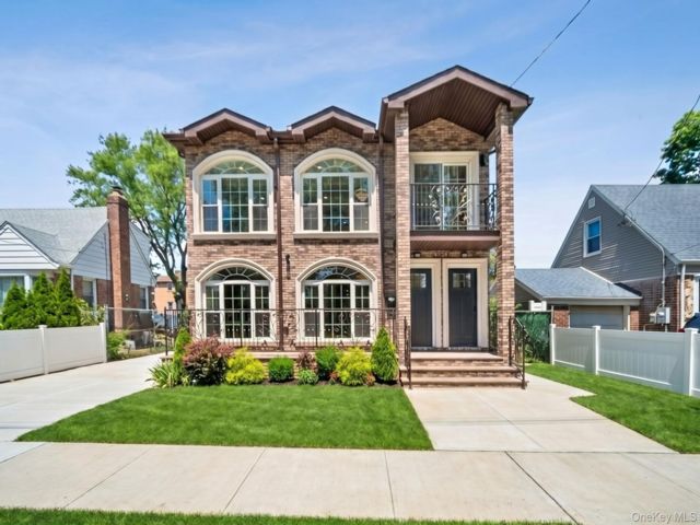 10 BR,  7.00 BTH &nbsp;House style home in Rosedale