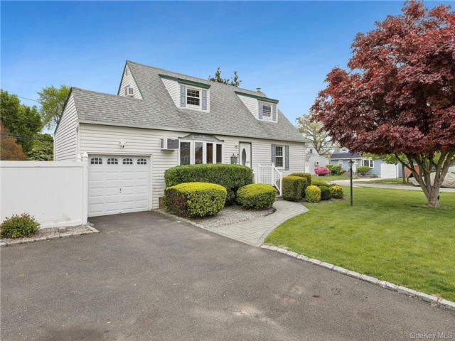  4 BR,  1.00 BTH &nbsp;Cape cod style home in South Farmingdale