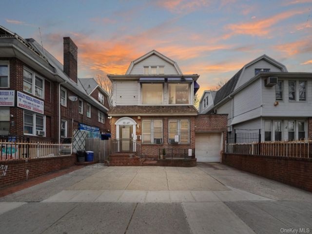 11 BR,  7.00 BTH &nbsp;House style home in Jackson Heights