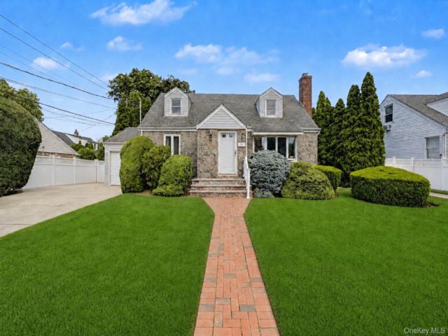  4 BR,  1.00 BTH &nbsp;Cape cod style home in East Meadow