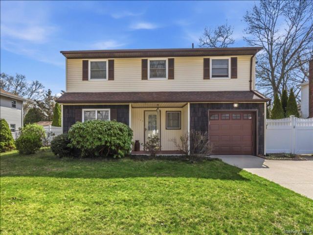  4 BR,  3.00 BTH &nbsp;Colonial style home in Holbrook