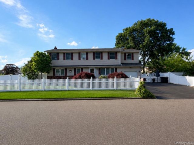  6 BR,  4.00 BTH &nbsp;Other style home in Deer Park