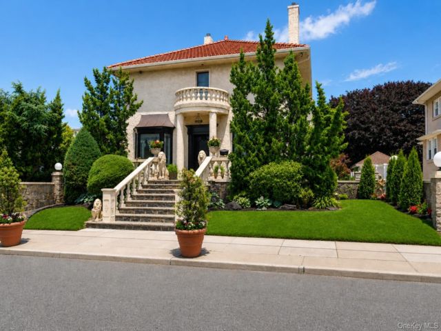  3 BR,  3.00 BTH &nbsp;Colonial style home in Neponsit