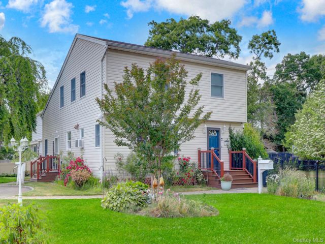  3 BR,  3.00 BTH &nbsp;Colonial style home in Babylon