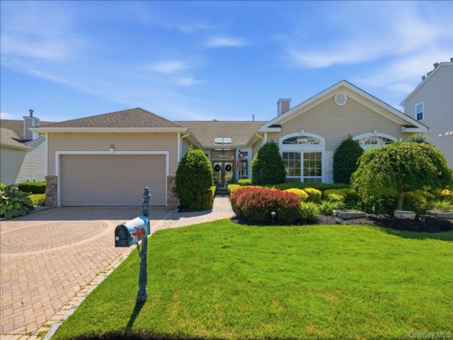  3 BR,  3.00 BTH &nbsp;Condo style home in Mount Sinai