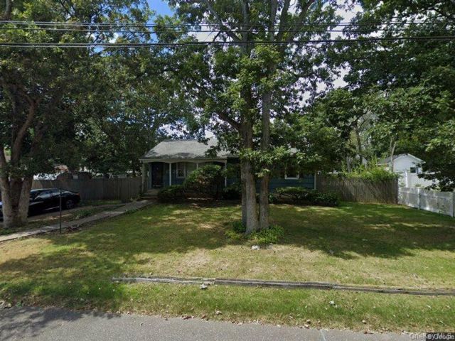  2 BR,  1.00 BTH &nbsp;Ranch style home in Wyandanch