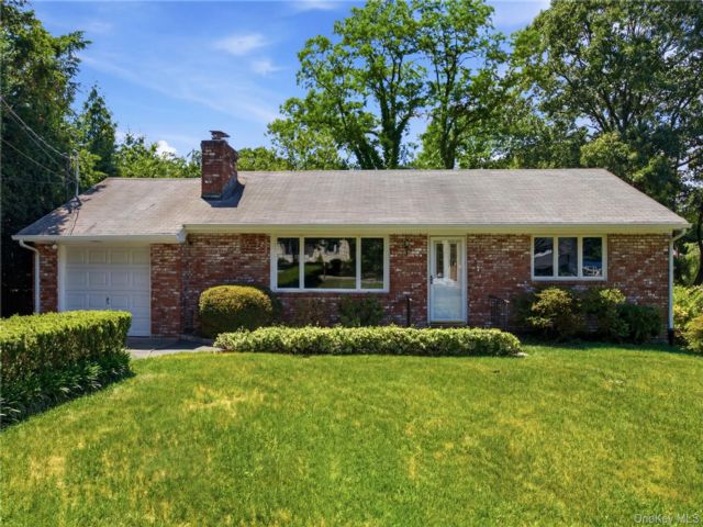  3 BR,  1.00 BTH &nbsp;Ranch style home in Kings Park
