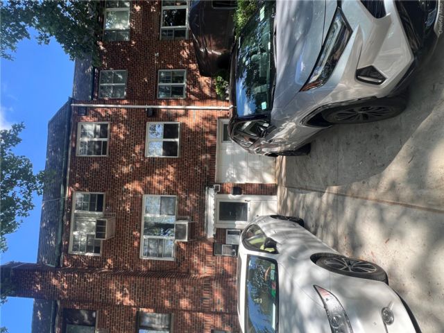  6 BR,  3.00 BTH &nbsp;House style home in Long Island City
