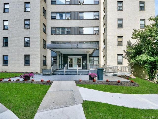  1 BR,  1.00 BTH &nbsp;High rise style home in Jerome Avenue
