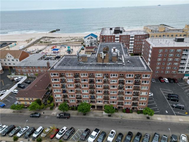  1 BR,  1.00 BTH &nbsp;High rise style home in Long Beach