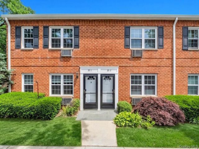  1 BR,  1.00 BTH &nbsp;Garden style home in Bethpage