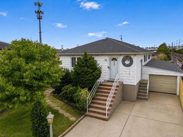  3 BR,  1.00 BTH &nbsp;Raised ranch style home in Oceanside