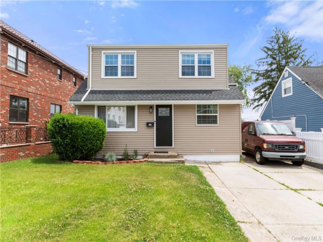  5 BR,  2.00 BTH &nbsp;Colonial style home in Floral Park