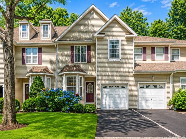  3 BR,  3.00 BTH &nbsp;Condo style home in Nesconset
