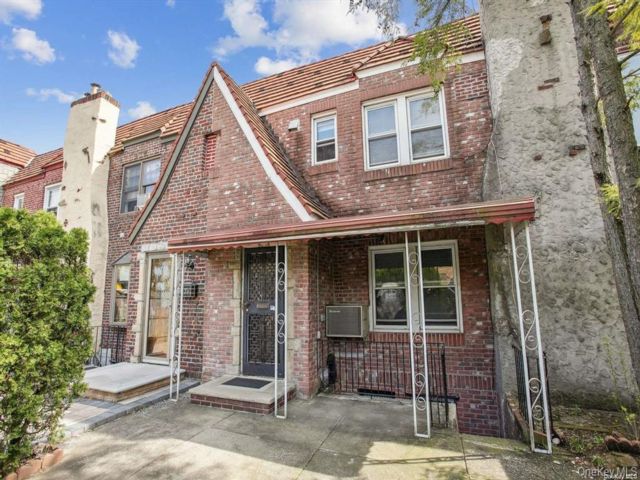  2 BR,  1.00 BTH &nbsp;Colonial style home in Rego Park