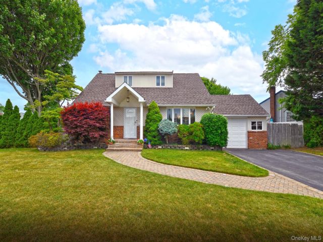 3 BR,  3.00 BTH &nbsp;Exp cape style home in Wantagh