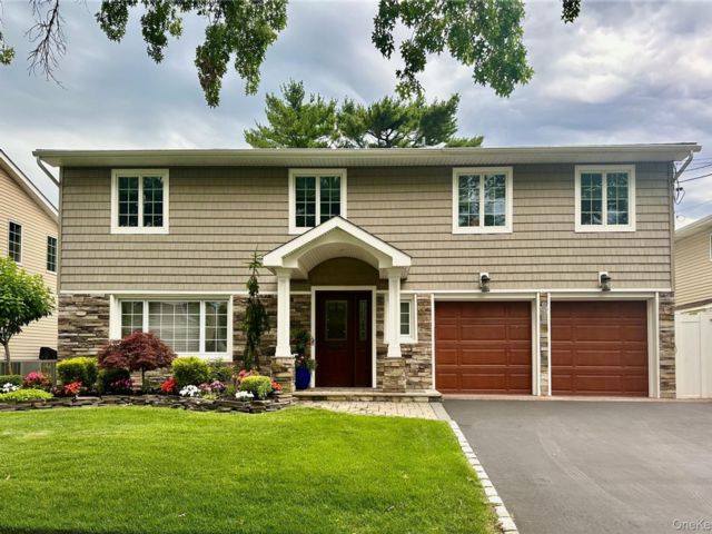  5 BR,  4.00 BTH &nbsp;Splanch style home in Merrick