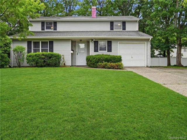  5 BR,  3.00 BTH &nbsp;Colonial style home in South Setauket