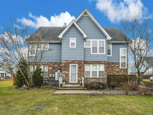  3 BR,  3.00 BTH &nbsp;Condo style home in Central Islip