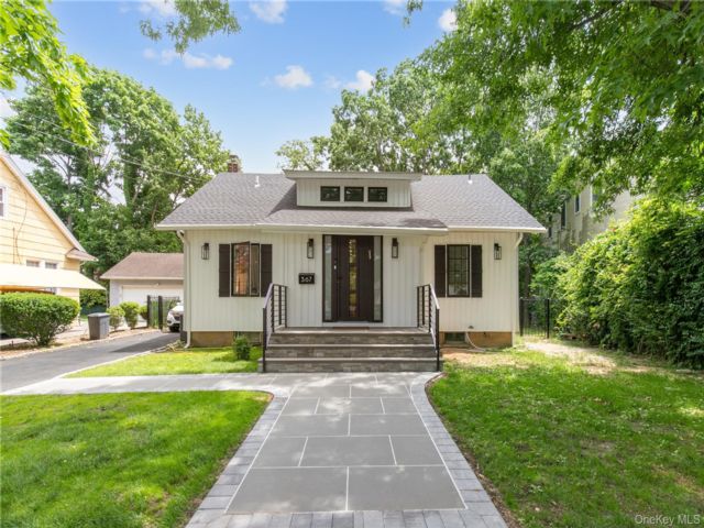  3 BR,  2.00 BTH &nbsp;Cape cod style home in Cedarhurst