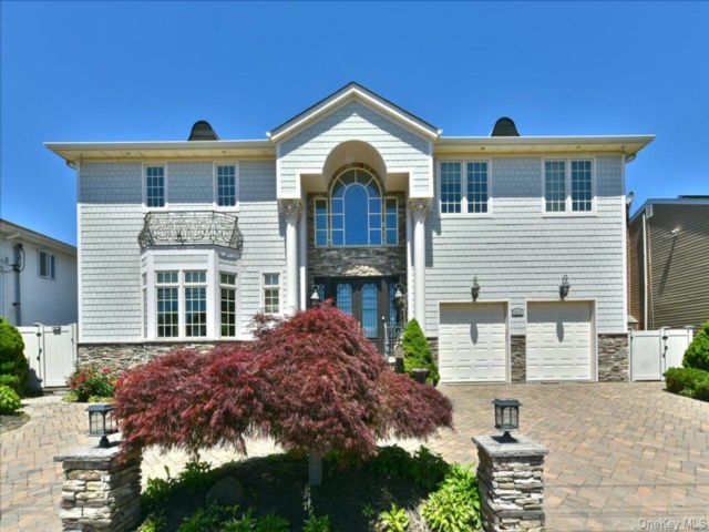  5 BR,  6.00 BTH &nbsp;Colonial style home in Oceanside