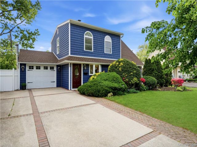  5 BR,  2.00 BTH &nbsp;Exp cape style home in Wantagh