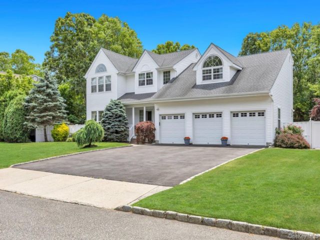  4 BR,  4.00 BTH &nbsp;Colonial style home in South Setauket