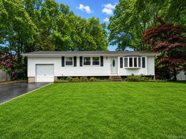  3 BR,  1.00 BTH &nbsp;Ranch style home in East Setauket