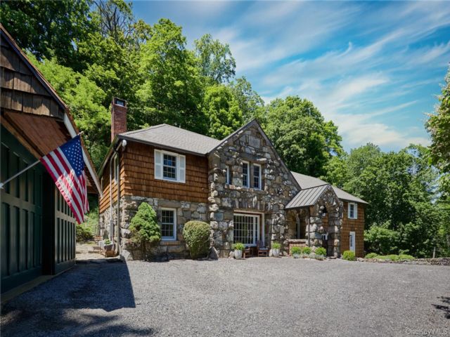 5 BR,  4.00 BTH &nbsp;Cottage style home in Tuxedo Park