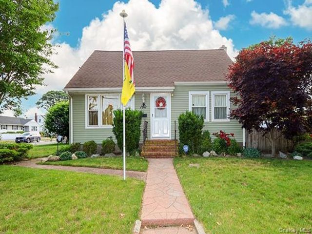 3 BR,  2.00 BTH &nbsp;Cape cod style home in North Bellmore