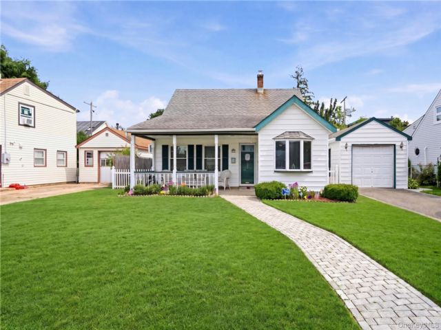  3 BR,  1.00 BTH &nbsp;Cape cod style home in Levittown