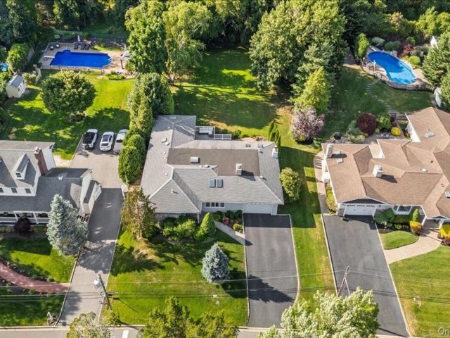  4 BR,  3.00 BTH &nbsp;Exp ranch style home in Syosset