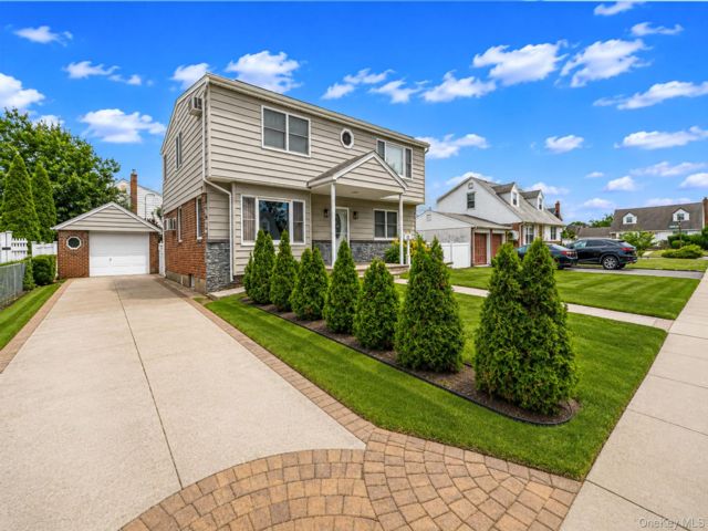  5 BR,  4.00 BTH &nbsp;Colonial style home in East Meadow