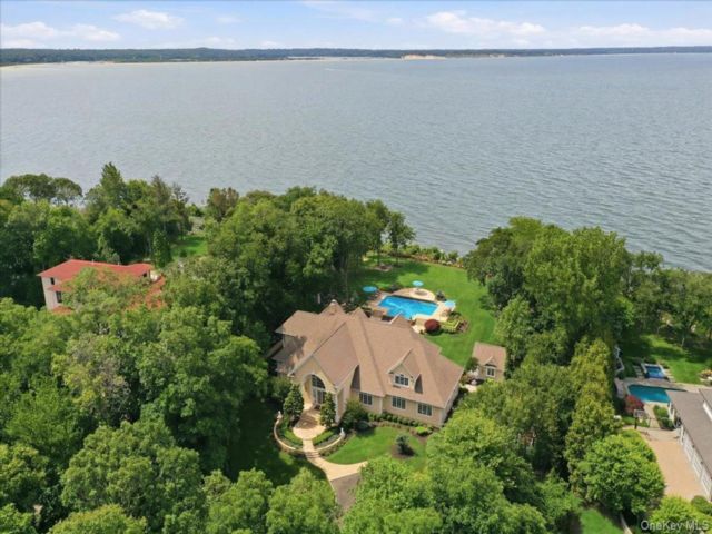  5 BR,  5.00 BTH &nbsp;Colonial style home in Old Field