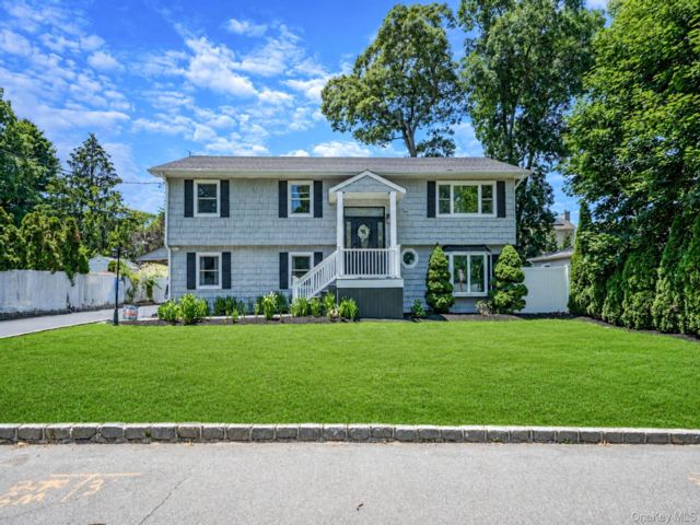  4 BR,  3.00 BTH &nbsp;Colonial style home in Ronkonkoma