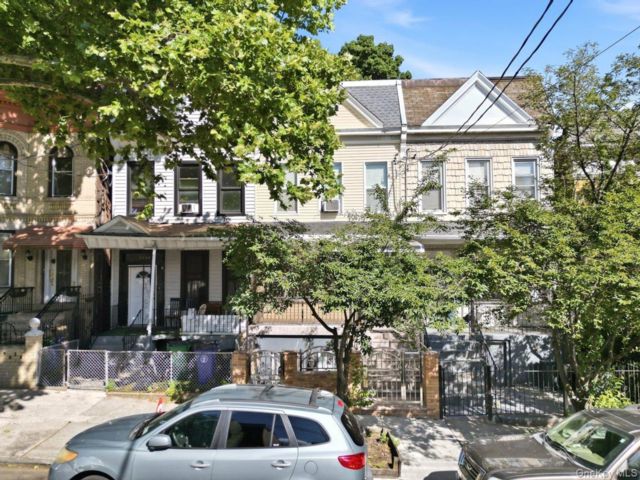  4 BR,  3.00 BTH &nbsp;A-frame style home in Morrisania