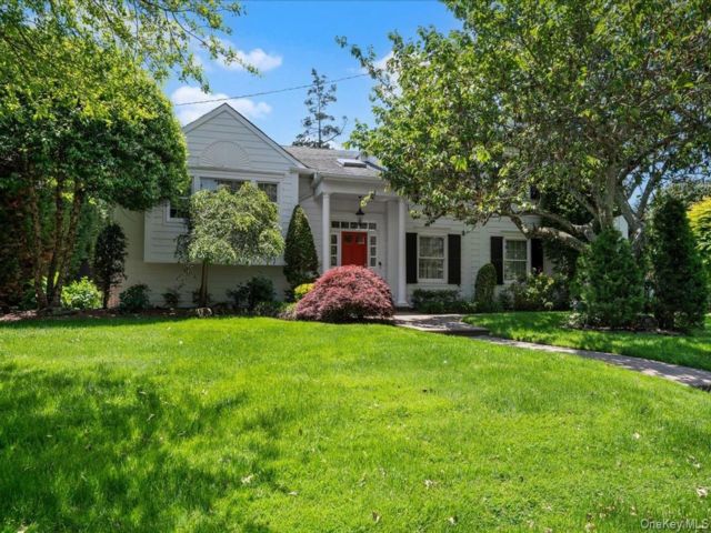  5 BR,  3.00 BTH &nbsp;Split level style home in Massapequa