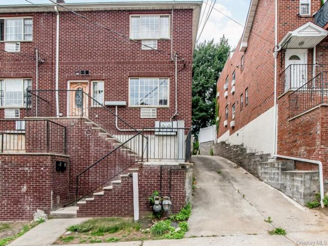  6 BR,  4.00 BTH &nbsp;House style home in Wakefield