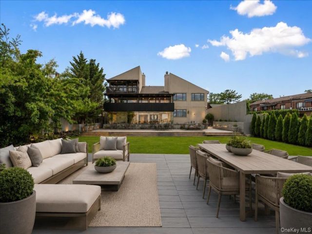 3 BR,  4.00 BTH &nbsp;Contemporary style home in Whitestone