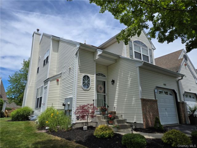  2 BR,  3.00 BTH &nbsp;Condo style home in Port Jefferson Station