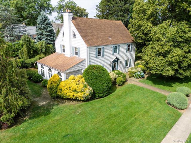  6 BR,  5.00 BTH &nbsp;Colonial style home in Rockville Centre