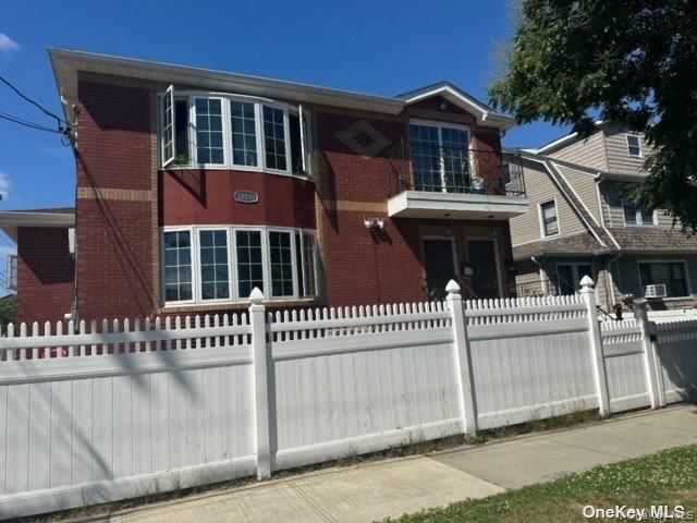  8 BR,  4.00 BTH &nbsp;House style home in Jamaica