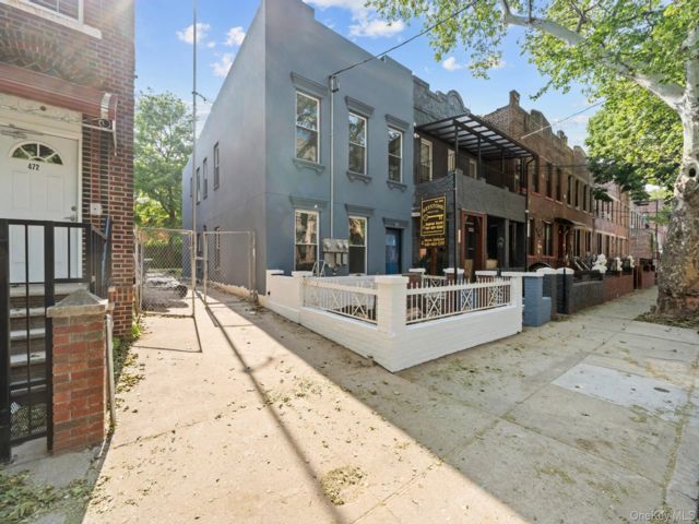  6 BR,  5.00 BTH &nbsp;House style home in Brownsville